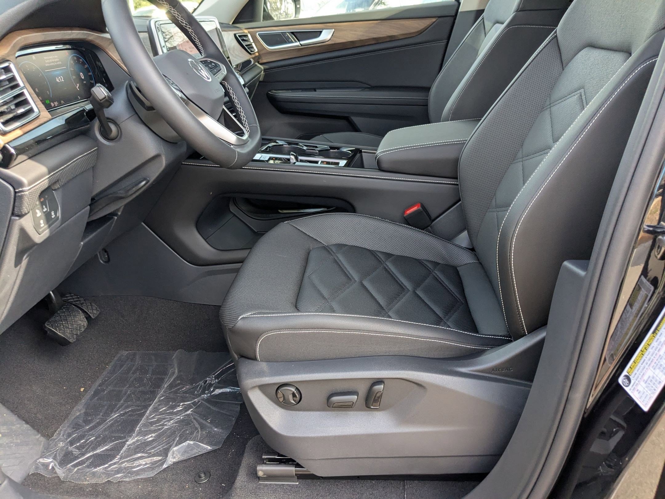 New 2026 Deep Black Pearl Volkswagen 2.0T SE w/Technology image 5