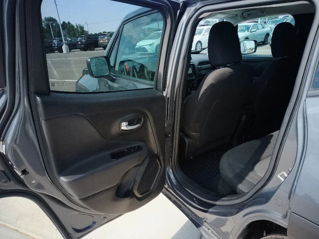 Used 2023 GRAPHITE GRAY Jeep Latitude image 9