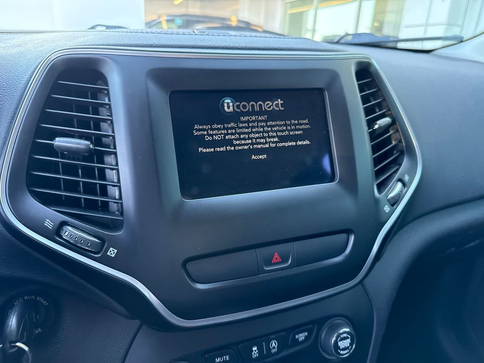 Used 2019 Diamond Black Crystal Pearlcoat Jeep Latitude image 25