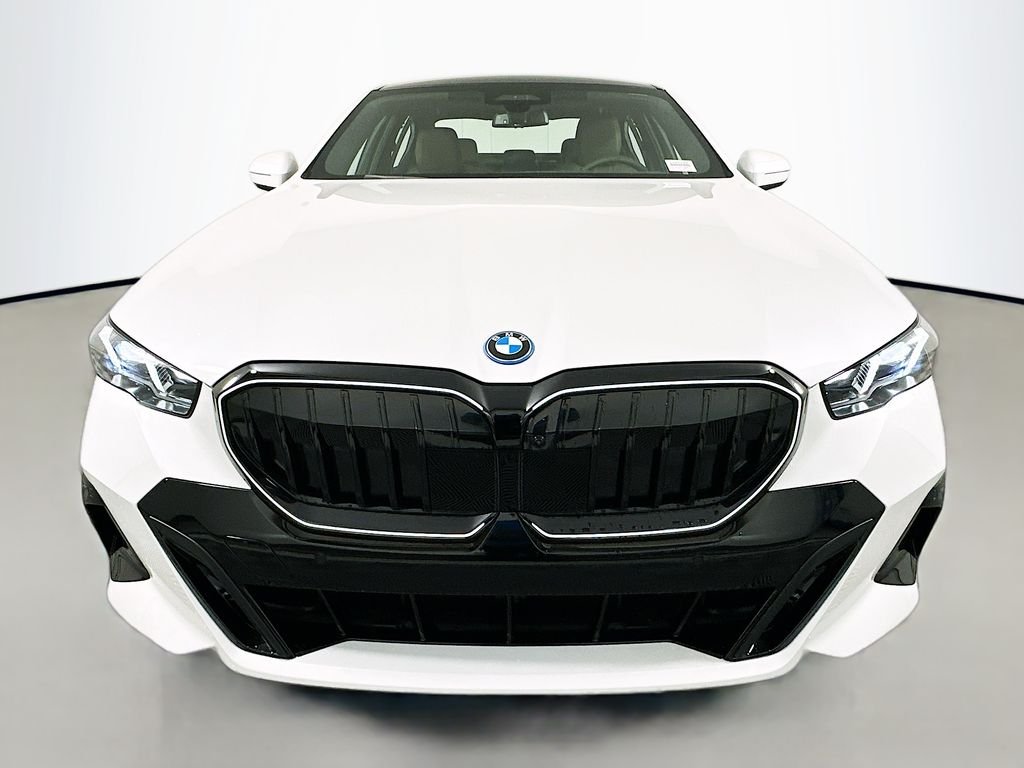 New 2027 Mineral White Metallic BMW 550e xDrive image 2