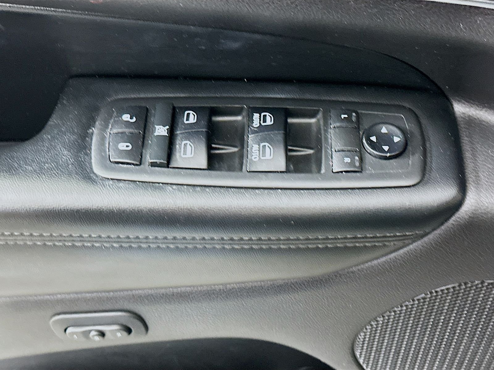 Used 2018 Diamond Black Crystal Pearlcoat Jeep Limited image 18