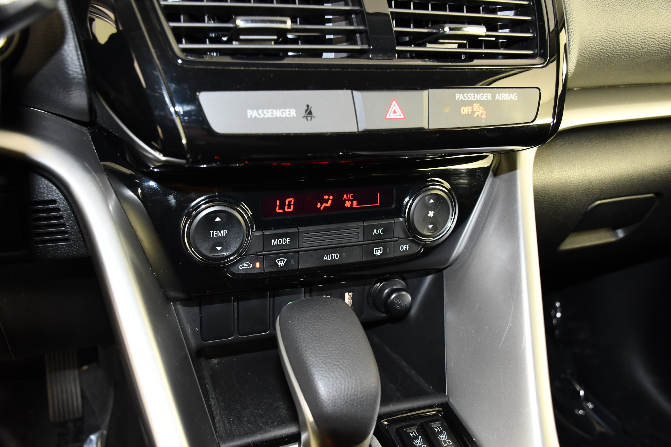 Certified Used 2025 Labrador Black Pearl Mitsubishi LE image 28