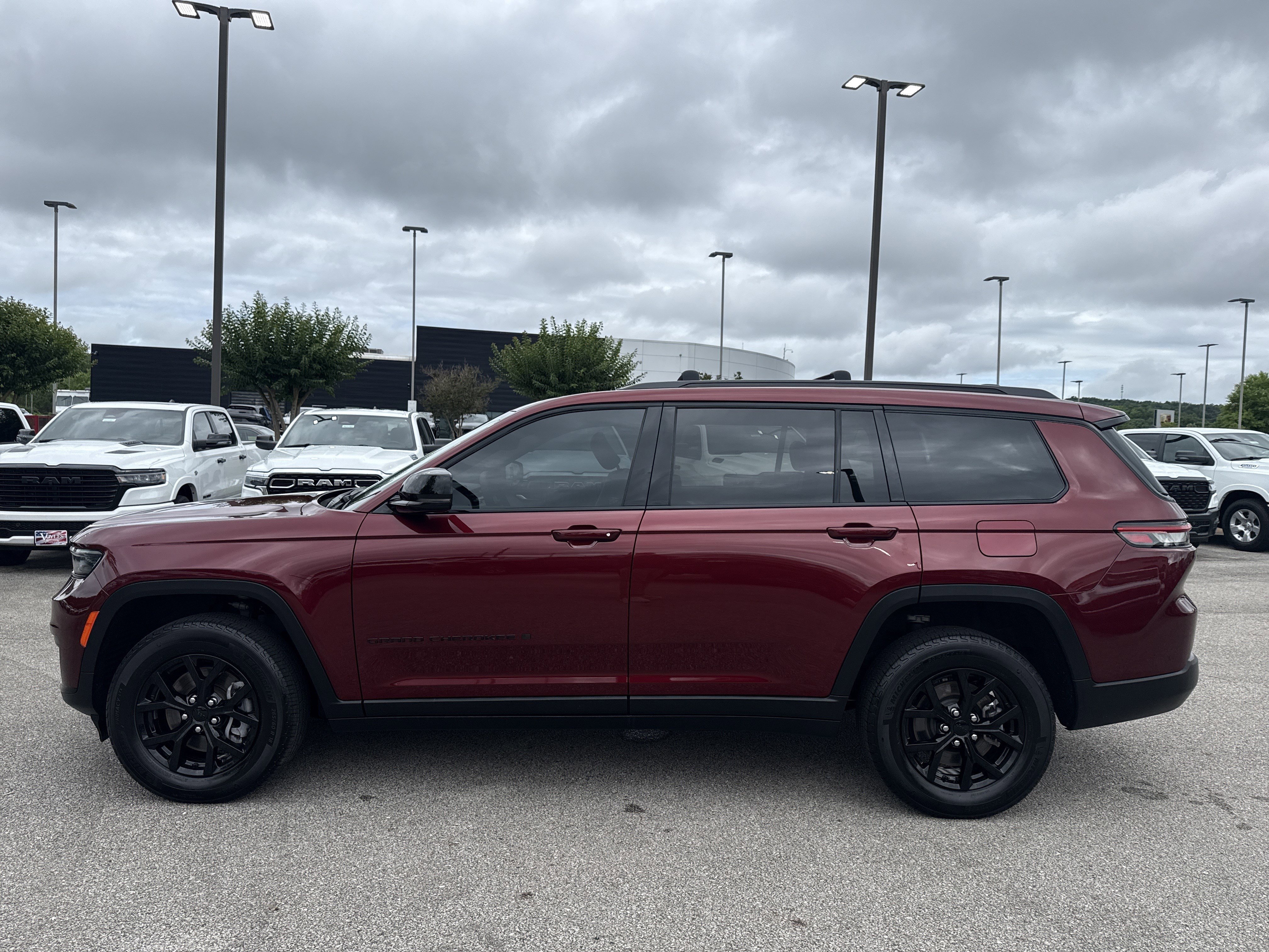 Used 2024 Velvet Red Pearlcoat Jeep Altitude image 4