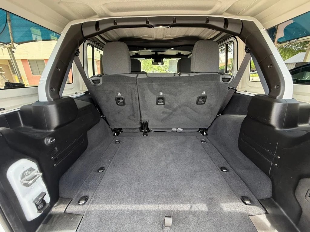 Used 2025 White Jeep Sahara image 19