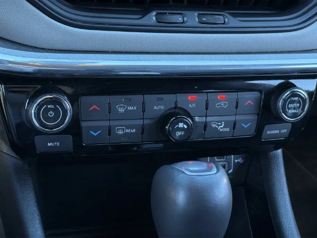 Used 2024  Jeep Limited image 25