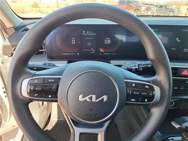 Used 2025 Snow White Pearl KIA LXS Front-Wheel Drive image 18