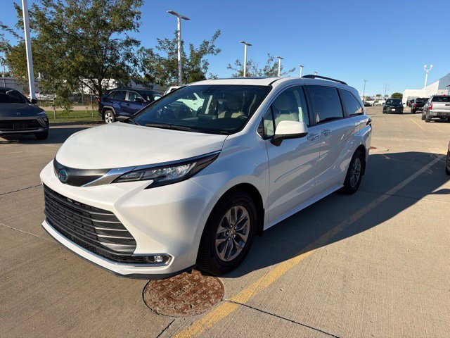 Used 2022 Beige Toyota XLE image 3