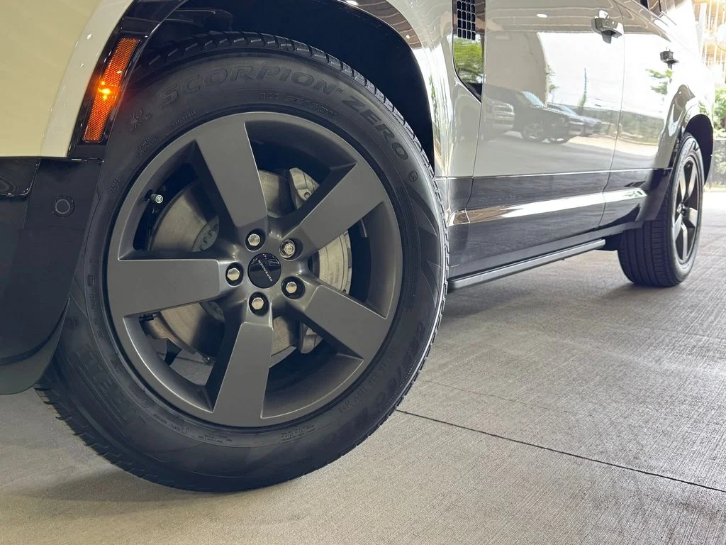 New 2026 Fuji White Land Rover X-Dynamic SE image 2
