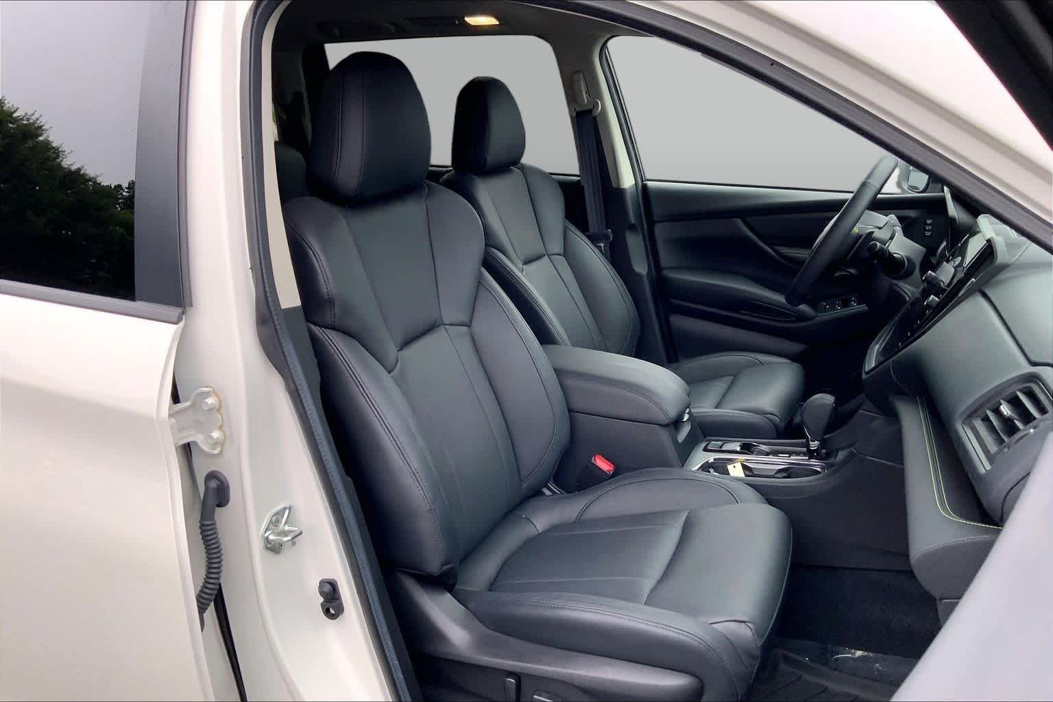 Used 2025 Crystal White Pearl Subaru Onyx Edition Touring image 9