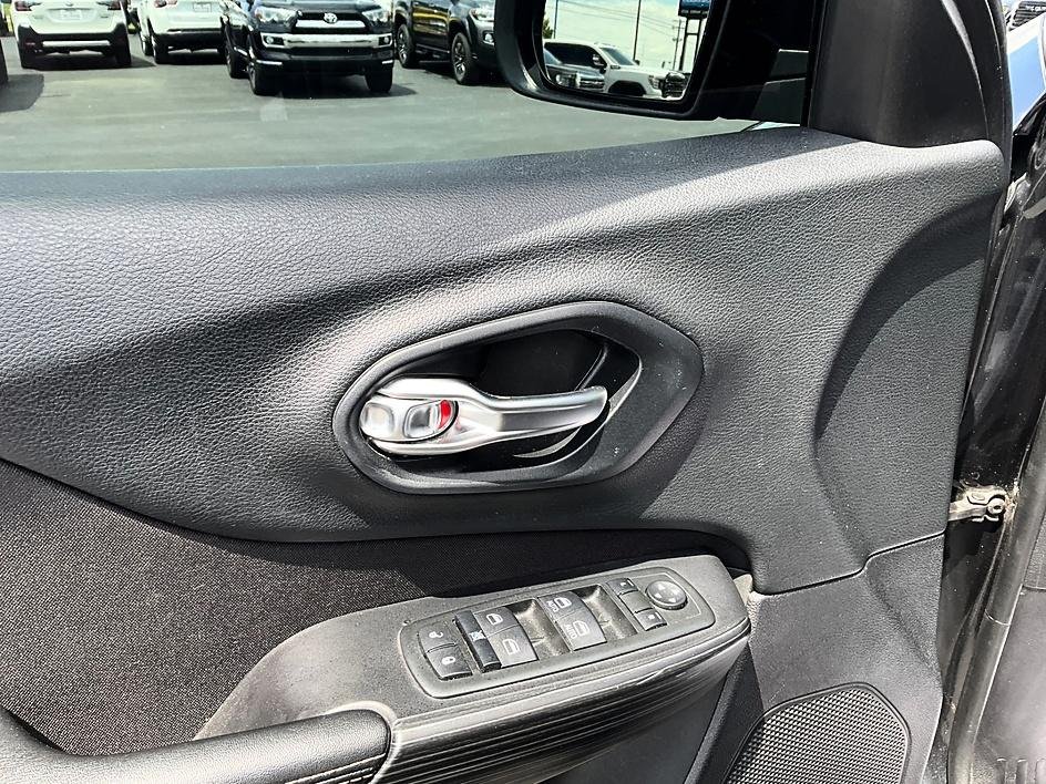 Used 2014 Black Jeep Latitude image 12