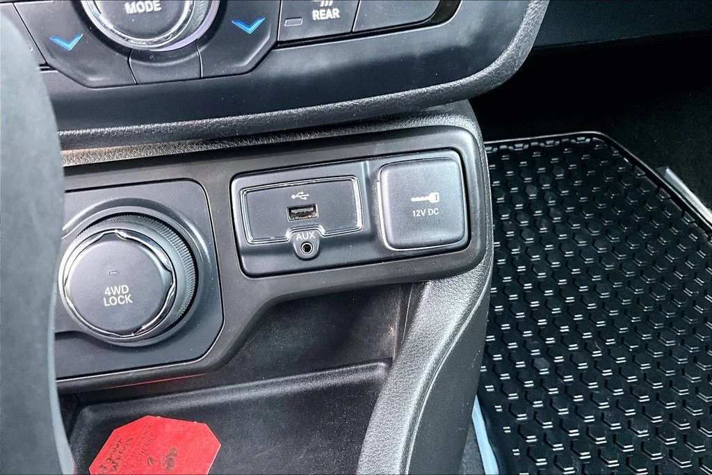 Used 2021 Silver Jeep Latitude image 31