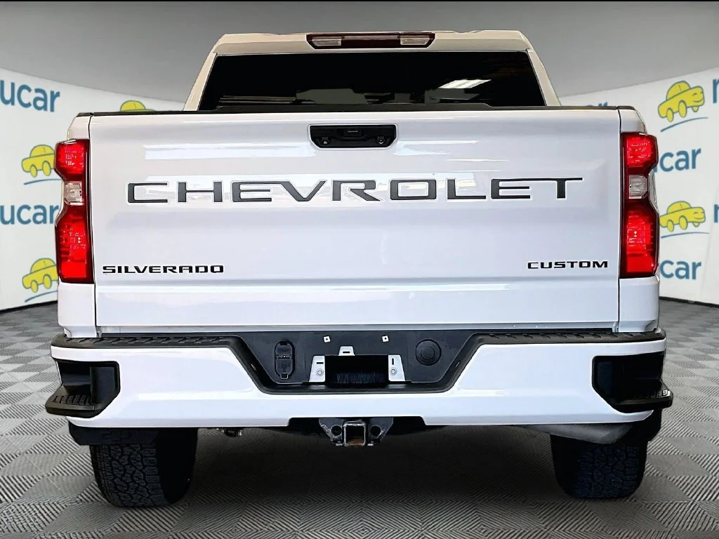 Used 2023 White Chevrolet Custom image 5