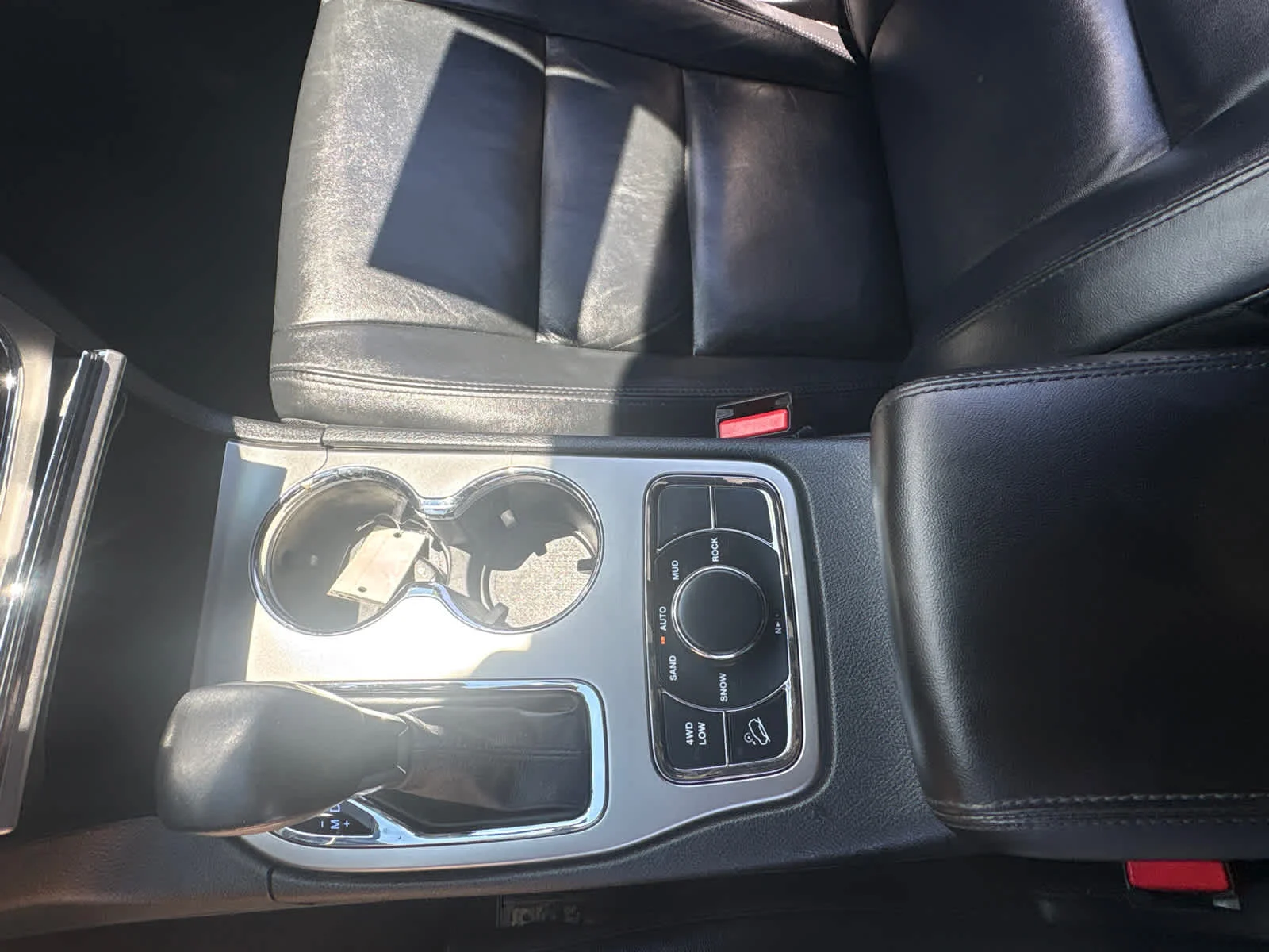 Used 2018 Diamond Black Crystal Pearlcoat Jeep Limited image 29