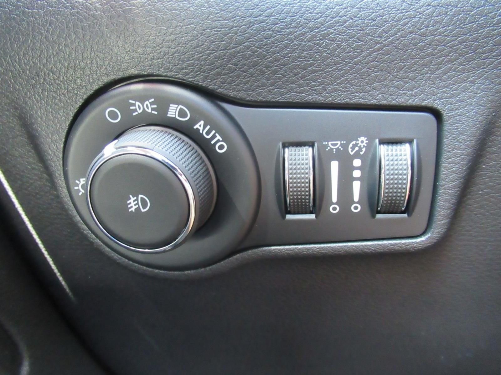 New 2026 Bright White Clear-Coat Exterior Paint Jeep Latitude image 22