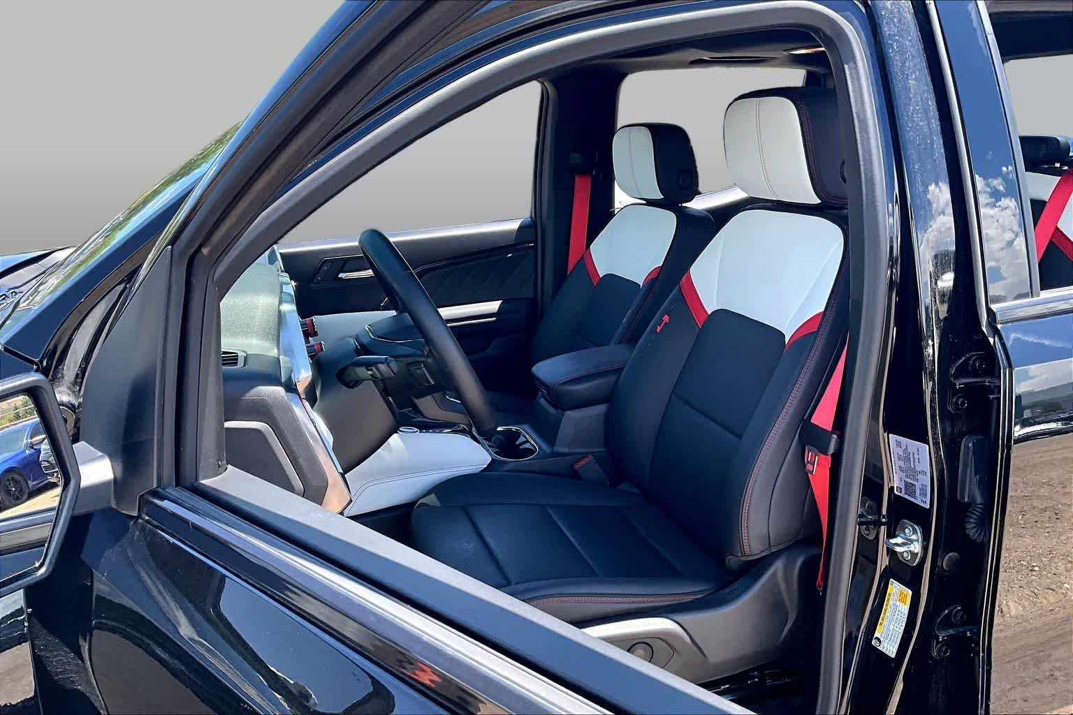 Used 2026 Onyx Black GMC 4WD AT4X image 6