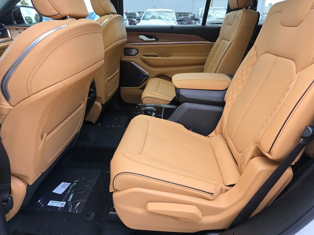 New 2026 Bright White Clear-Coat Exterior Paint Jeep Summit image 9