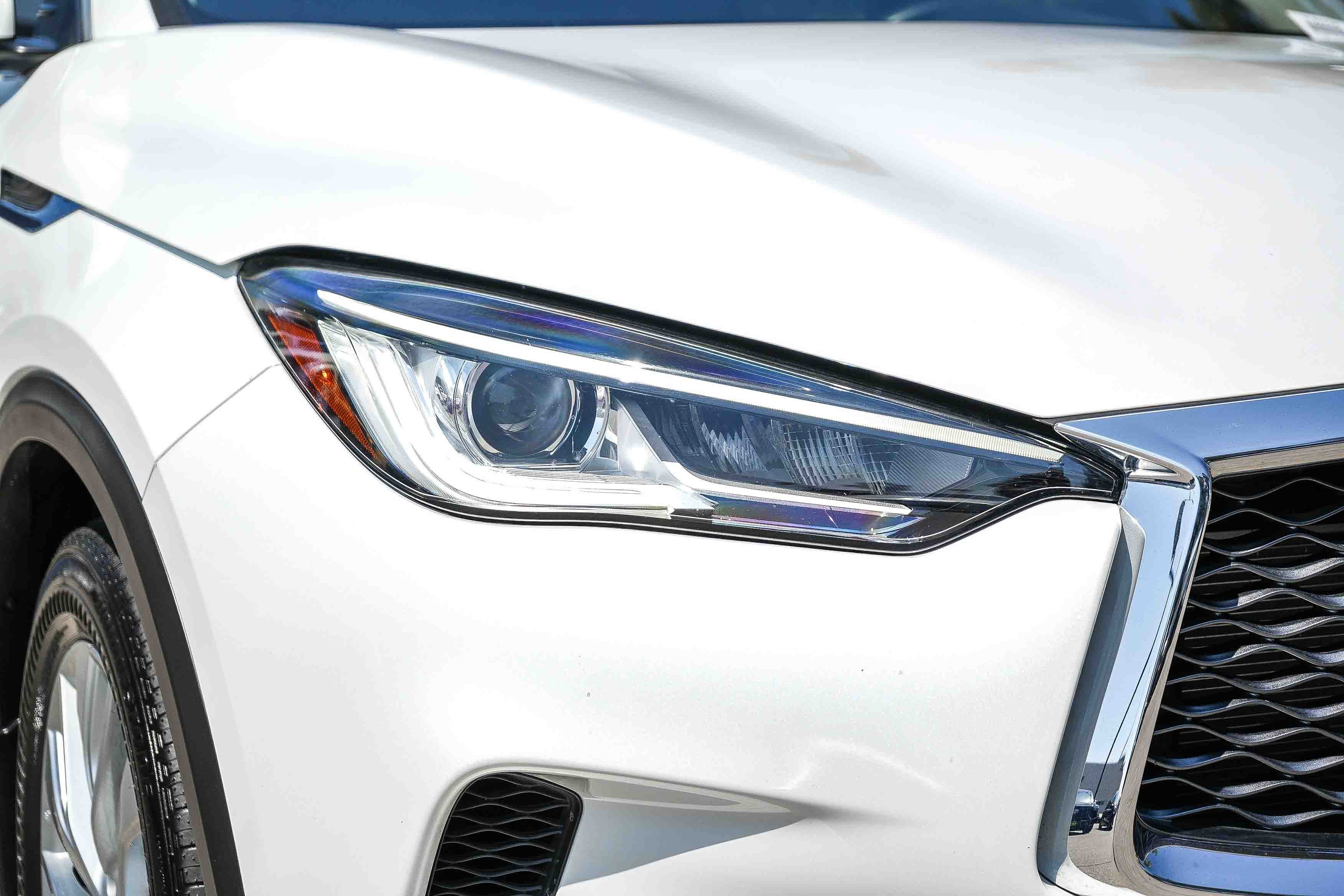 Used 2024 RADIANT WHITE INFINITI LUXE image 4