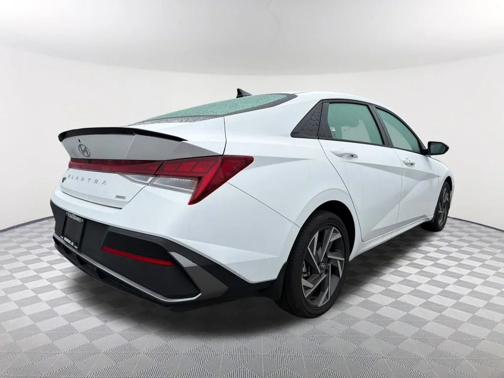 Used 2025 White Hyundai SEL Sport image 5