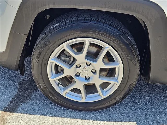 Used 2021 Alpine White Clearcoat Jeep Latitude Front-wheel Drive image 7