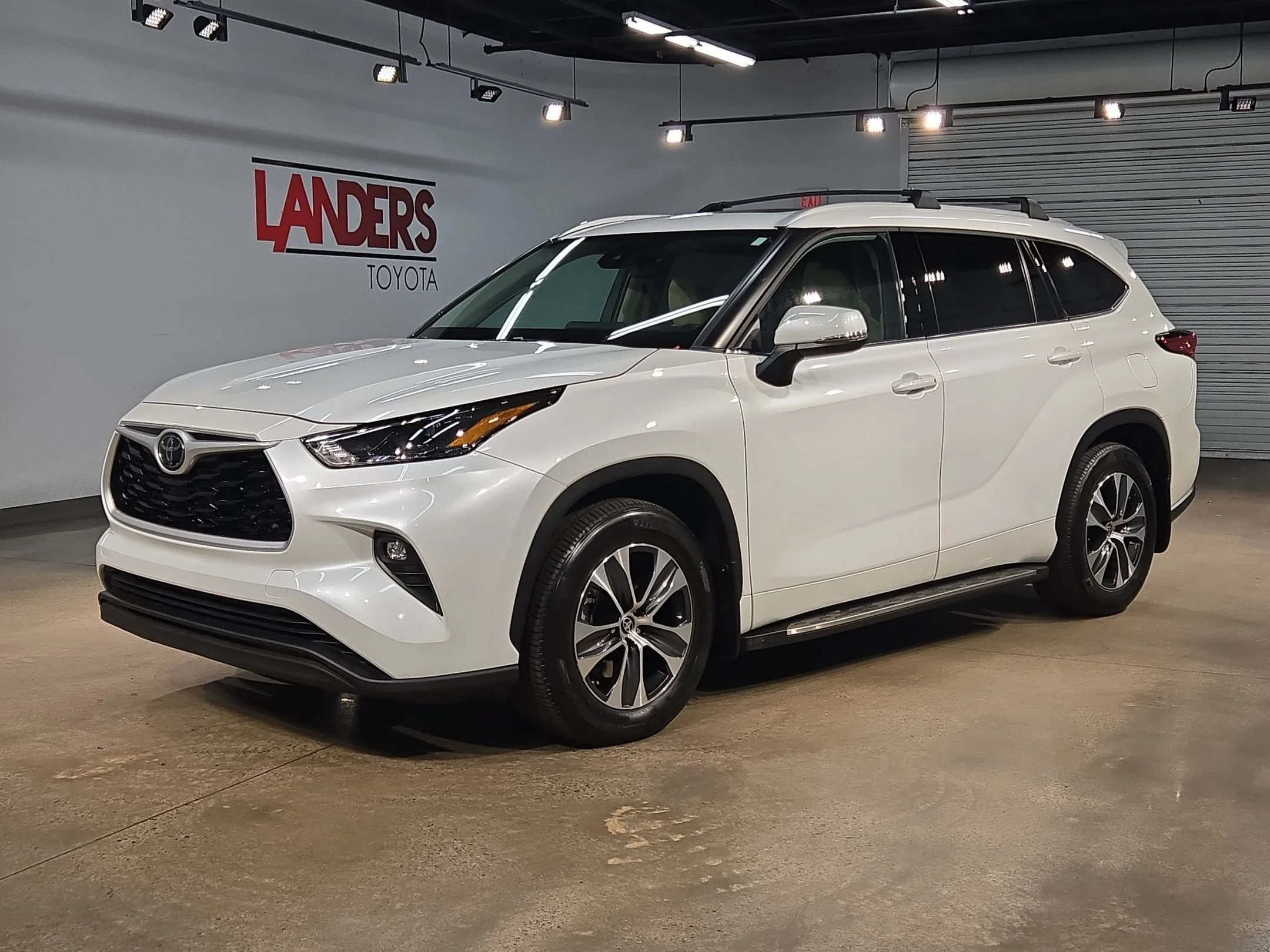 Used 2022 Wind Chill Pearl Toyota XLE image 3