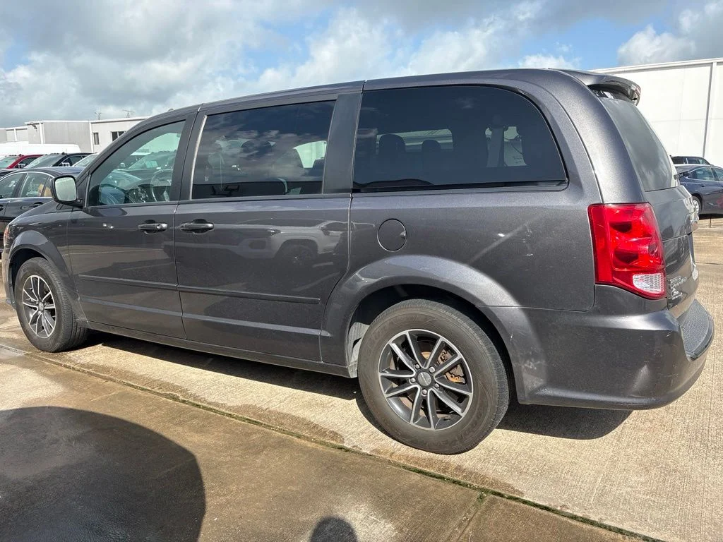 Used 2017 Gray Dodge SE Plus image 2