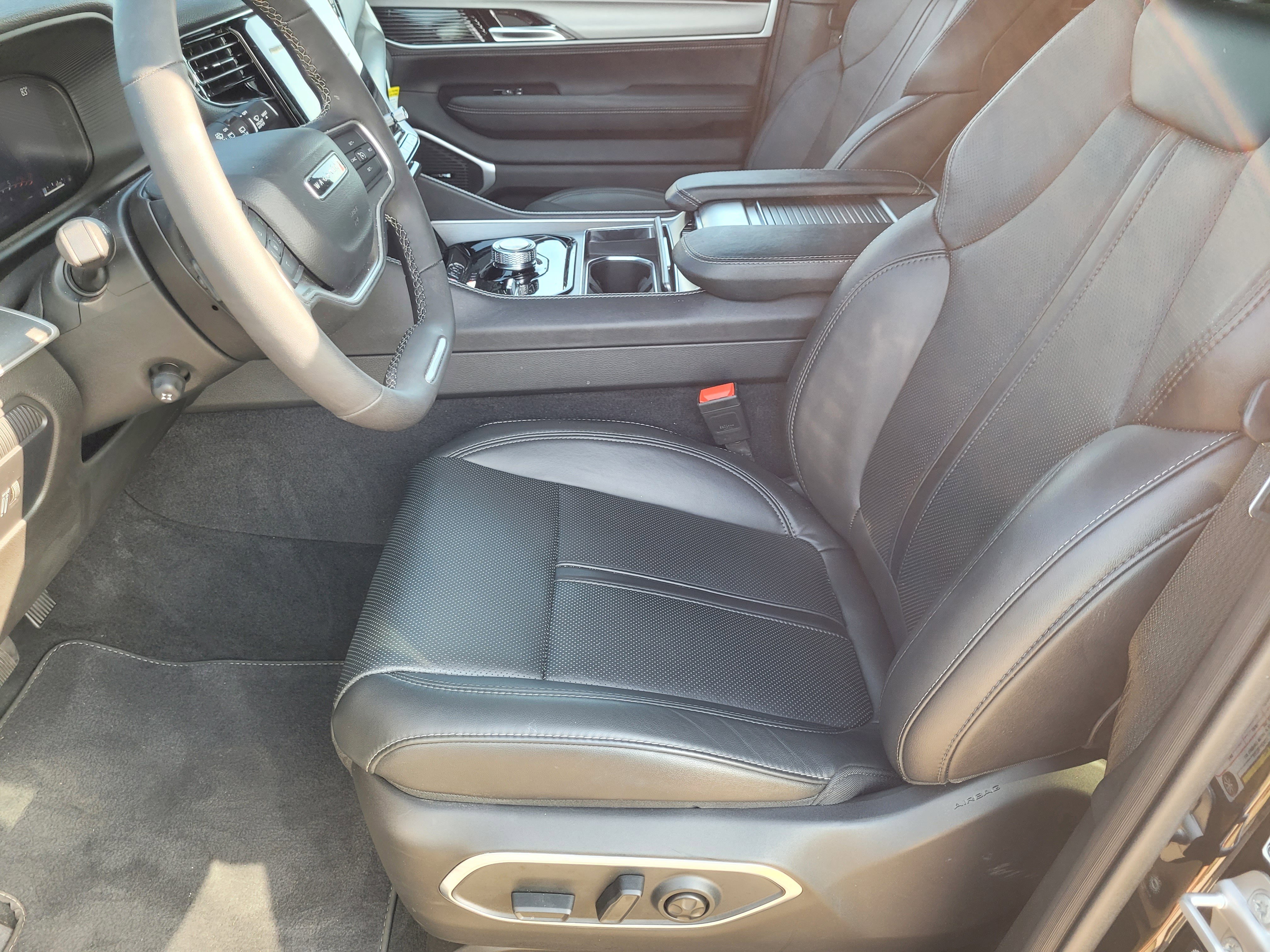 New 2025 Diamond Black Crystal Pearlcoat Jeep  image 7