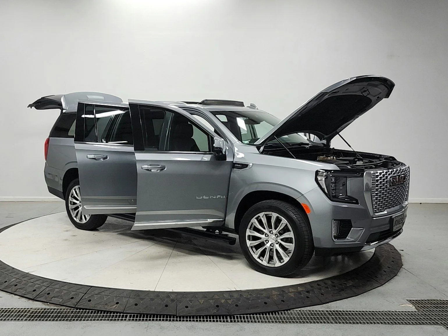 Used 2023 Silver GMC Denali image 9