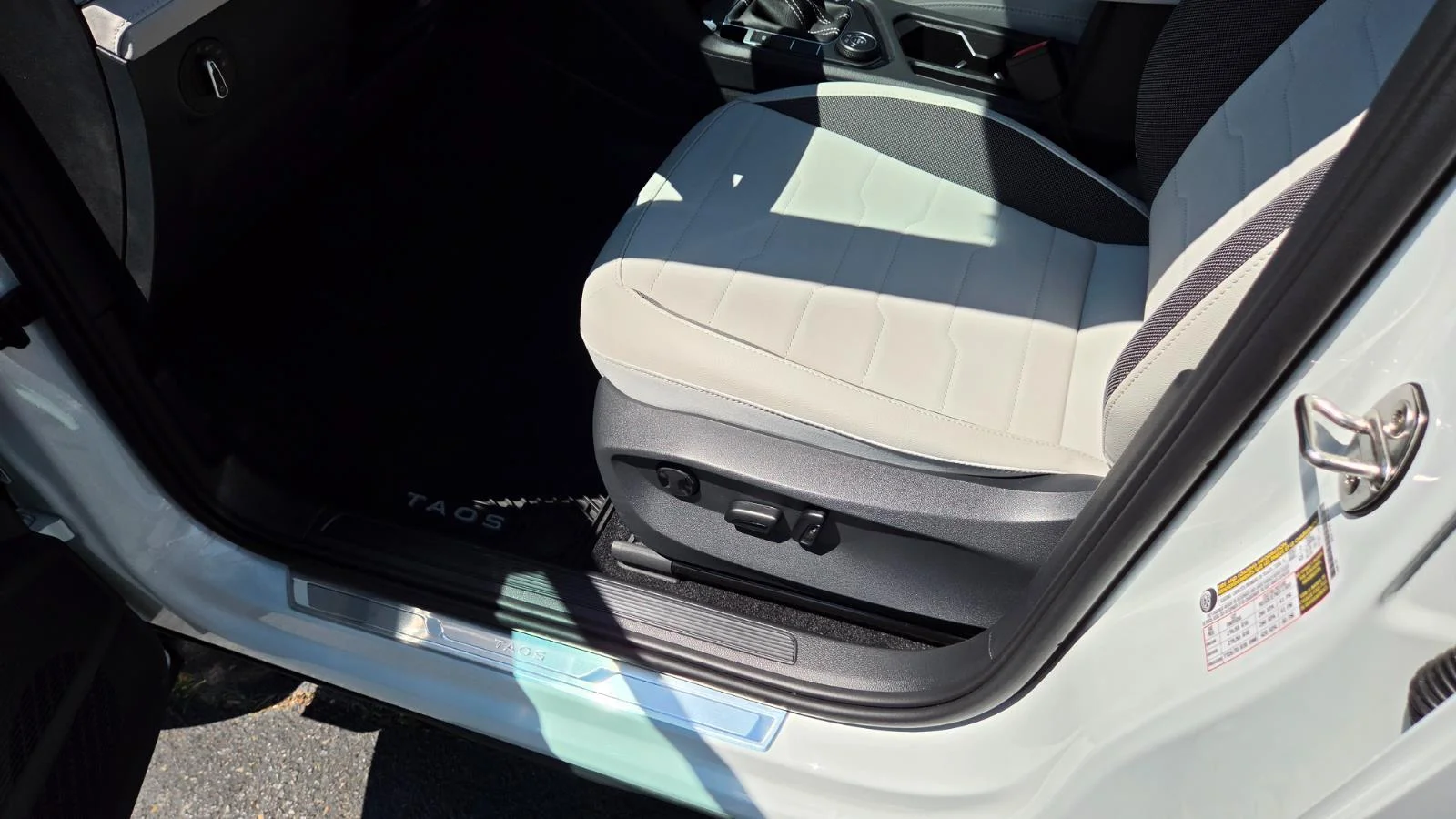 New 2026 Pure White Volkswagen SE image 22
