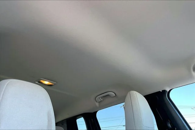 Used 2018 Gray Jeep Latitude image 17