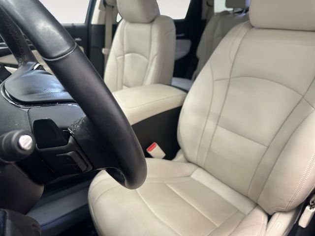 Used 2023 Red Buick Essence image 9