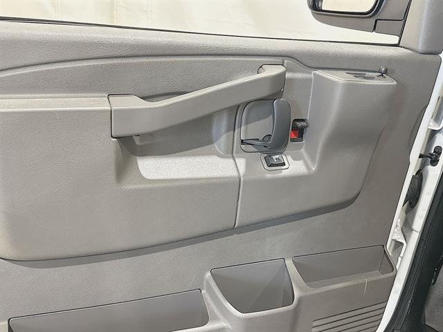2023 GMC Savana Cargo Work Van - Photo 32