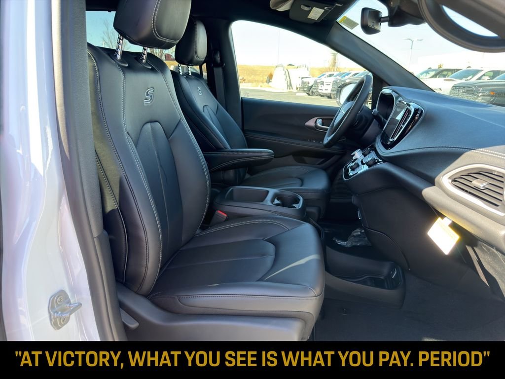 New 2026 Bright White Clear-Coat Exterior Paint Chrysler Select image 28
