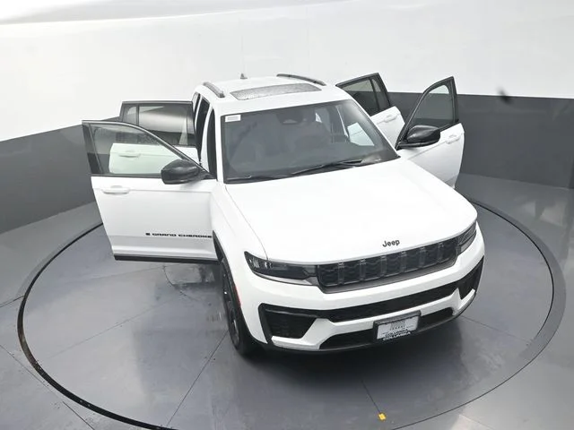 New 2026 Bright White Clear-Coat Exterior Paint Jeep Laredo Altitude image 32