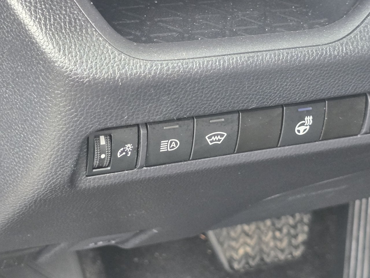 2025 Toyota RAV4 XLE - Photo 19