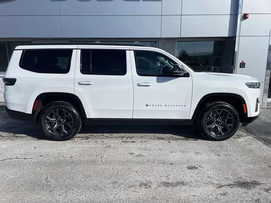 New 2026 Bright White Clear-Coat Exterior Paint Jeep Limited Altitude image 7