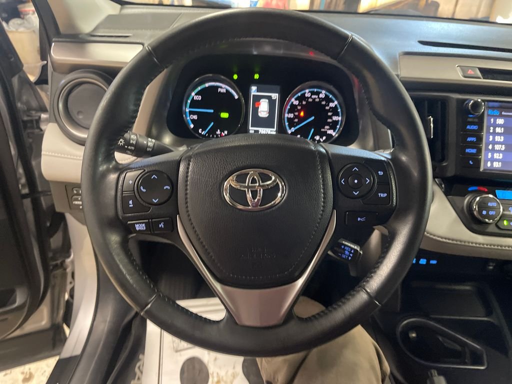 Certified Used 2017 Silver Toyota XLE image 19