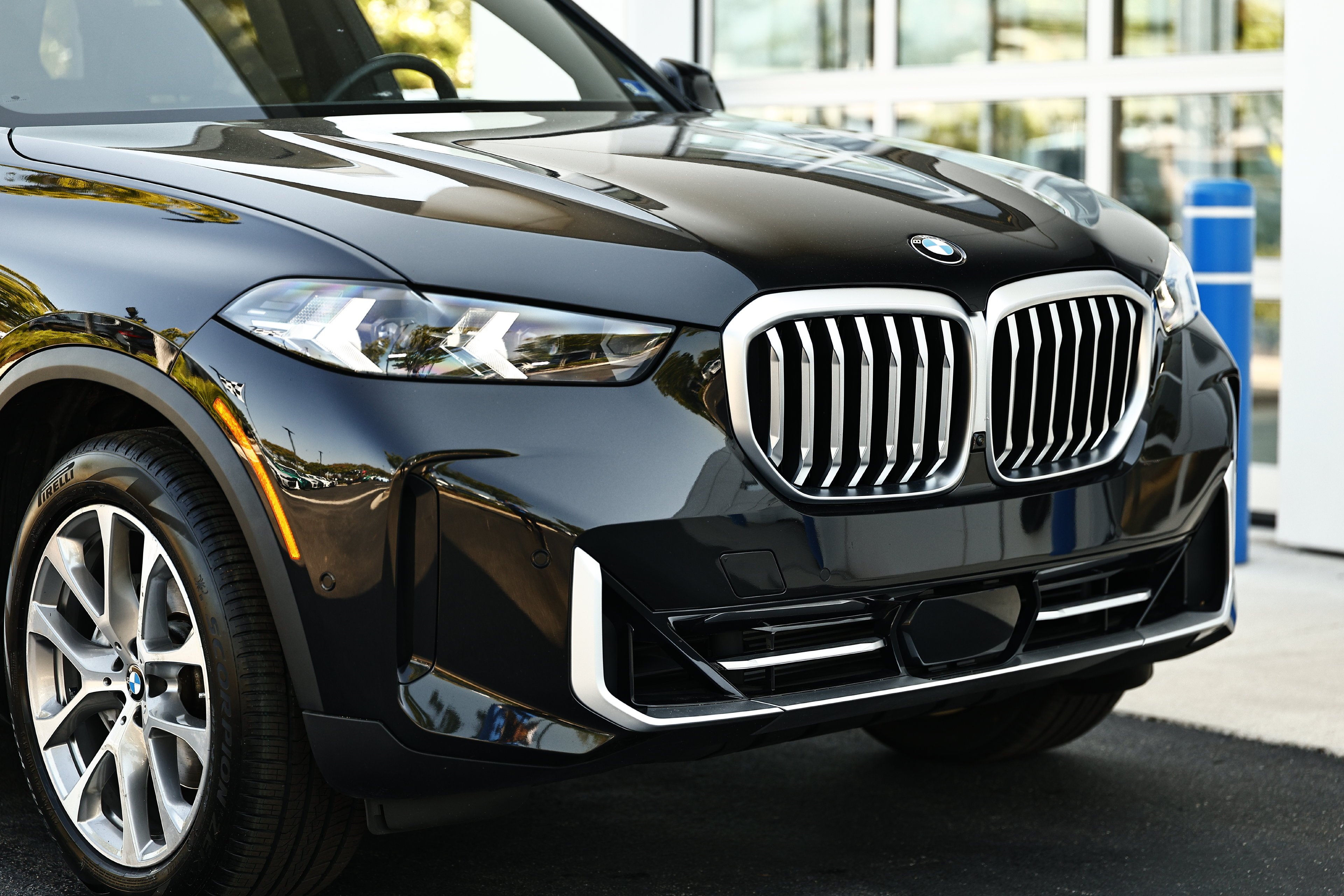 Used 2024 Black Sapphire Metallic BMW xDrive40i image 2