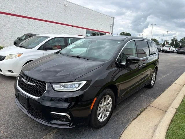 Used 2024 Black Chrysler Touring L image 3