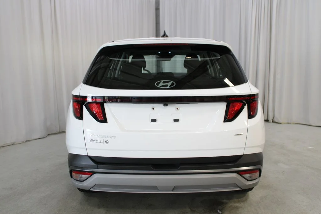Used 2025 White Hyundai SE image 27