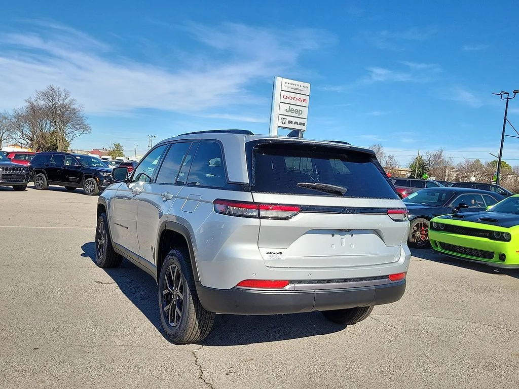 New 2026 Silver Zynith Exterior Paint Jeep Altitude image 4