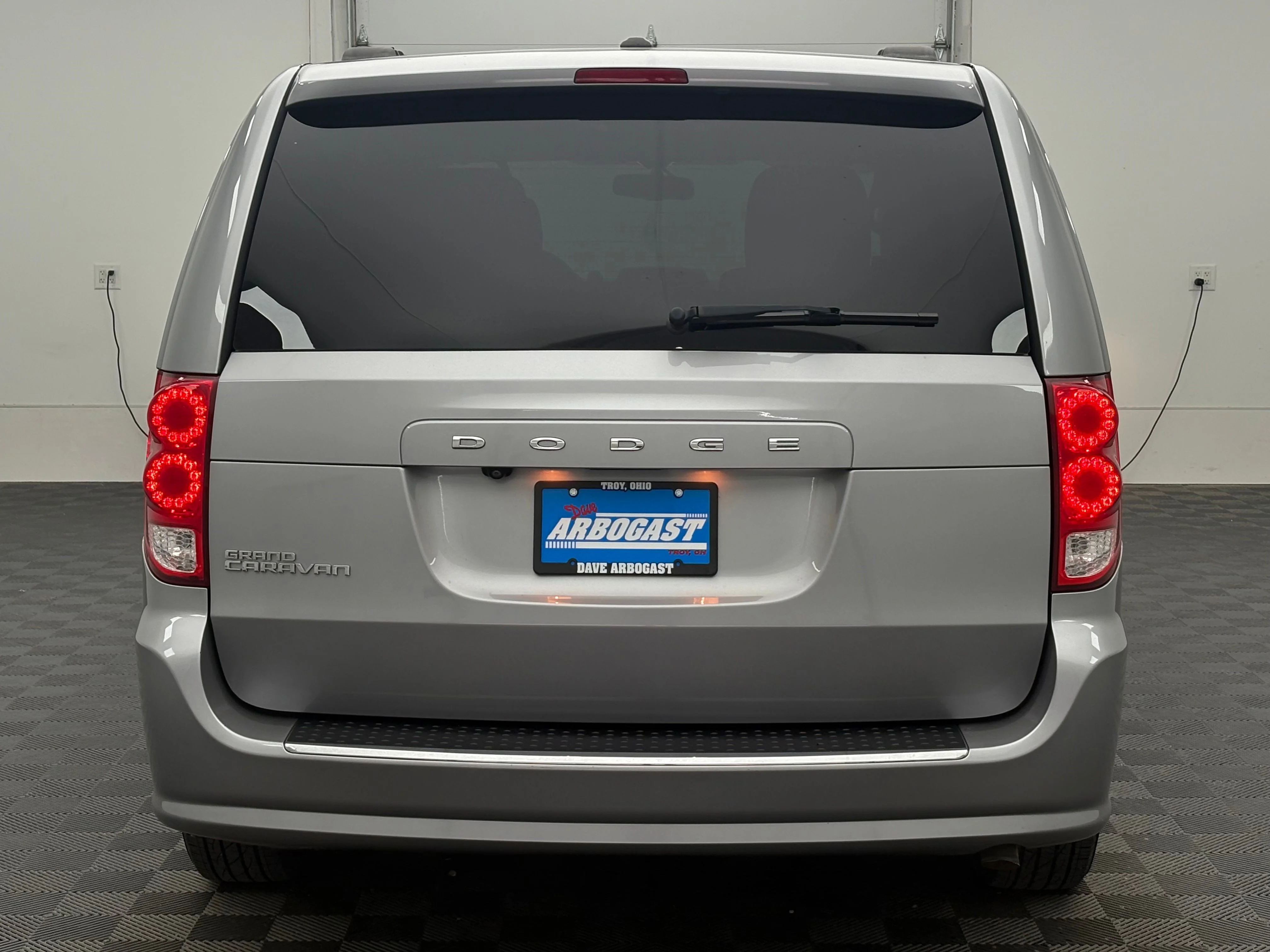 Used 2018 Billet Silver Metallic Clearcoat Dodge SE image 7