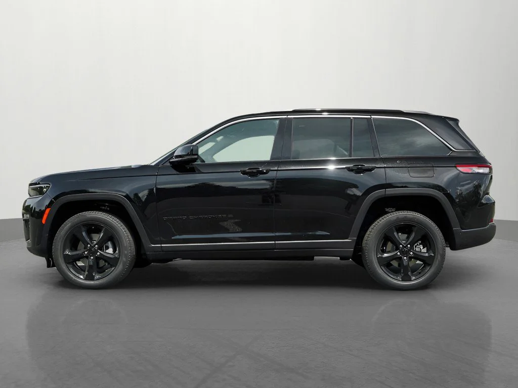 New 2026 Diamond Black Crystal Pearlcoat Jeep Limited image 3
