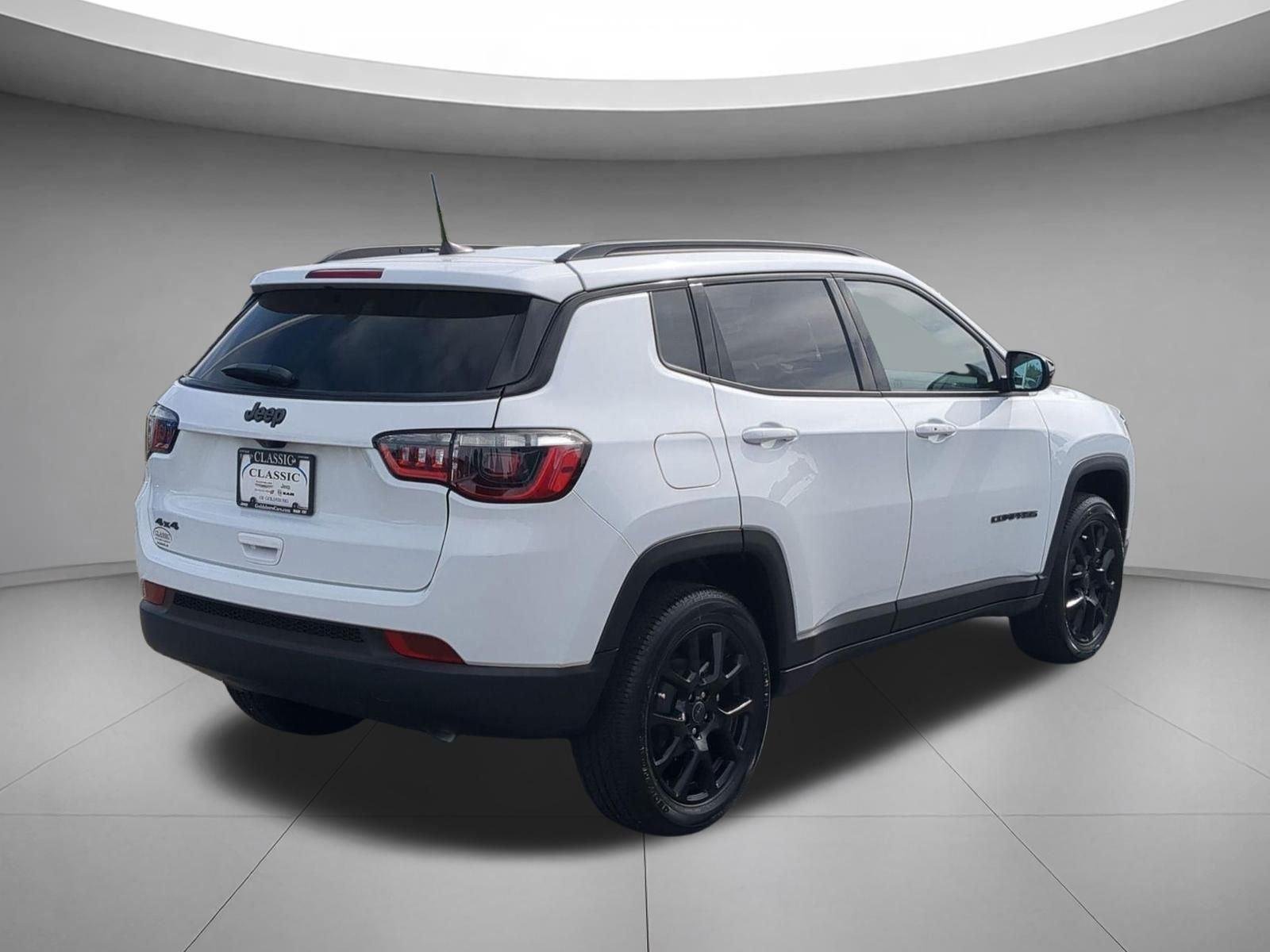 New 2026 Bright White Clear-Coat Exterior Paint Jeep Latitude Altitude image 5