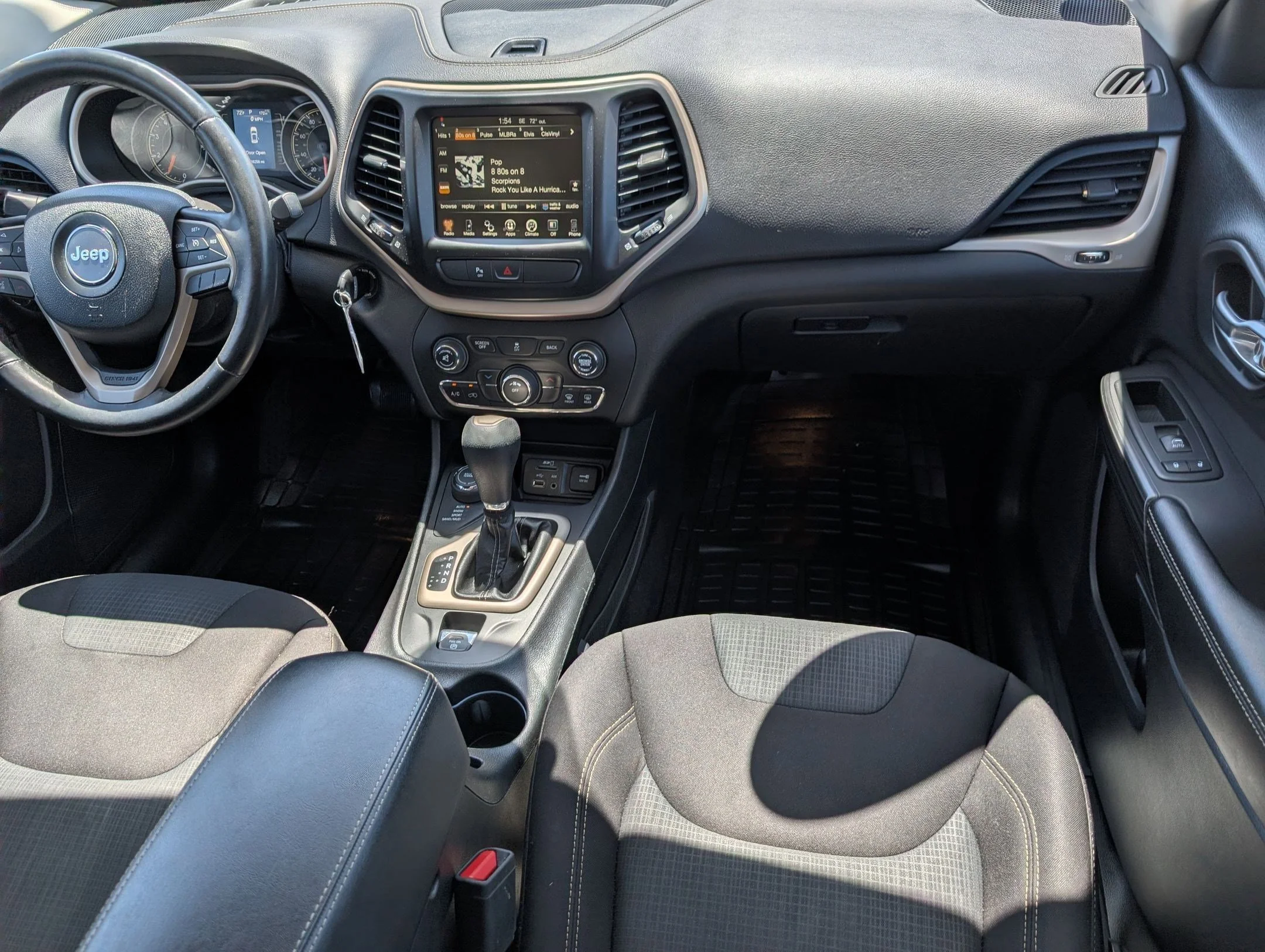Used 2017 Granite Crystal Metallic Clearcoat Jeep Latitude image 28