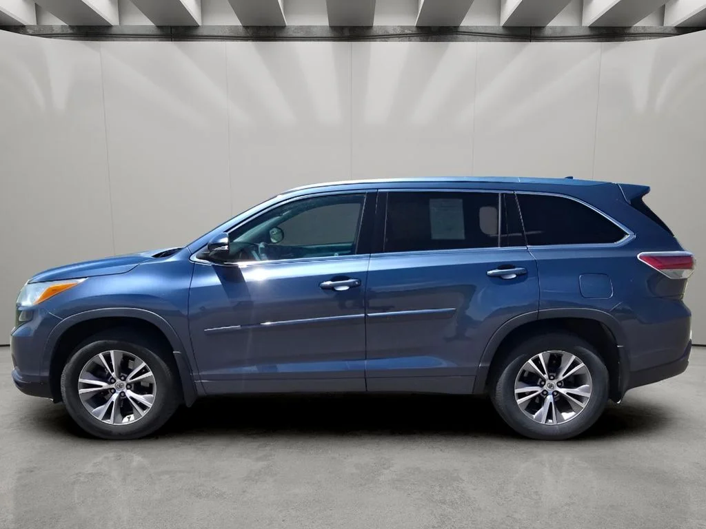 Used 2014 Shoreline Blue Pearl Toyota XLE image 2