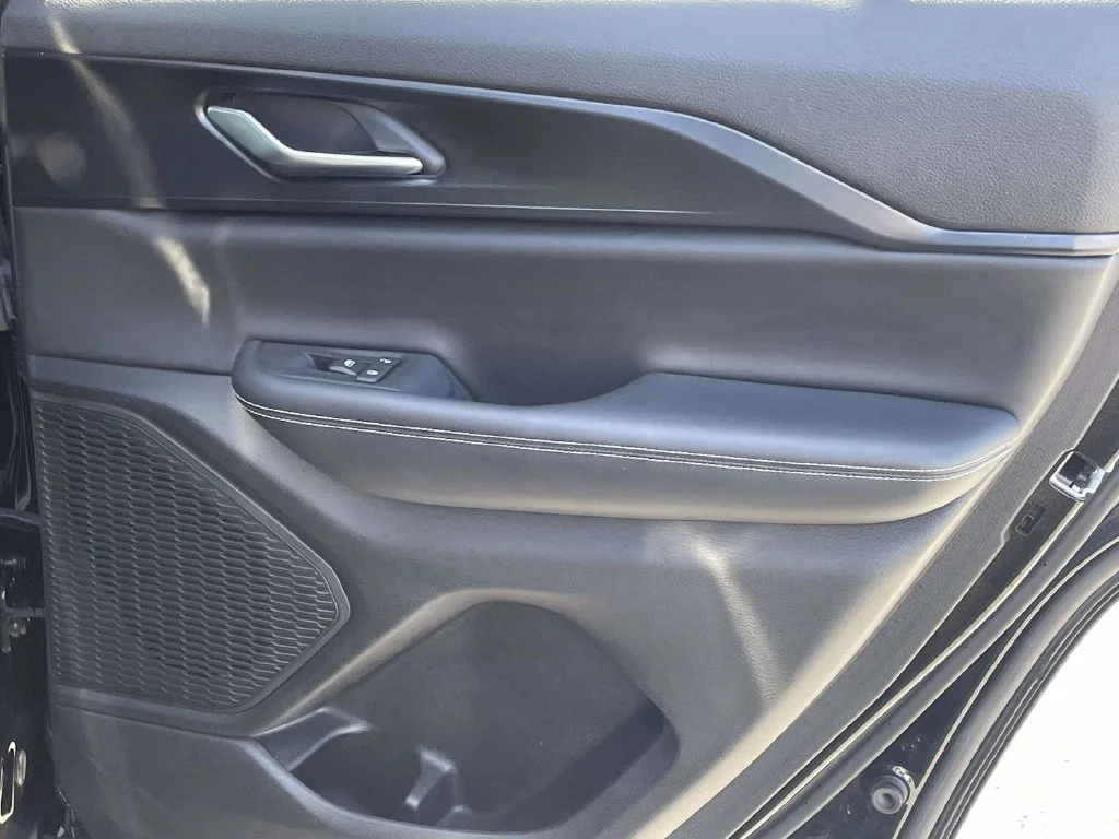 Used 2023 Black Jeep Altitude image 19