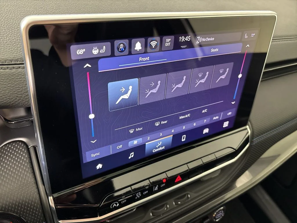 New 2026 White Jeep Latitude image 27