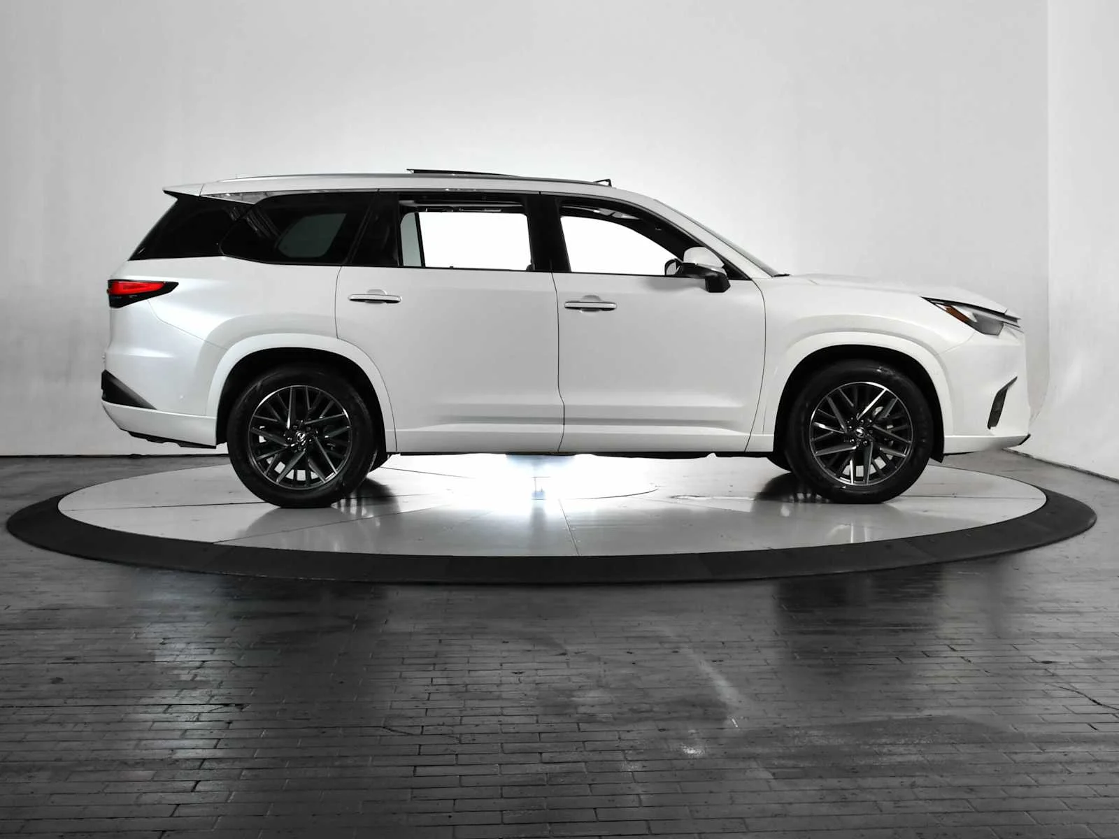 Certified Used 2025 Wind Chill Pearl Lexus Premium image 6