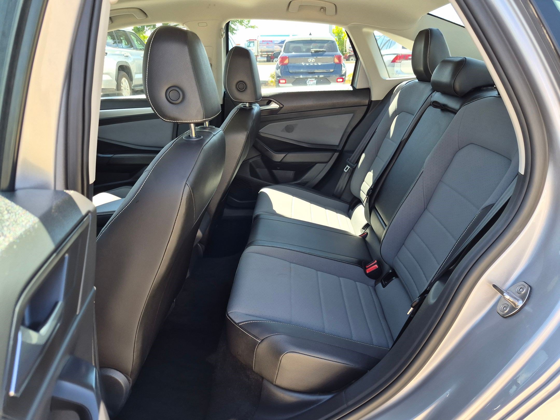 Certified Used 2025 Platinum Gray Metallic Volkswagen SE image 28
