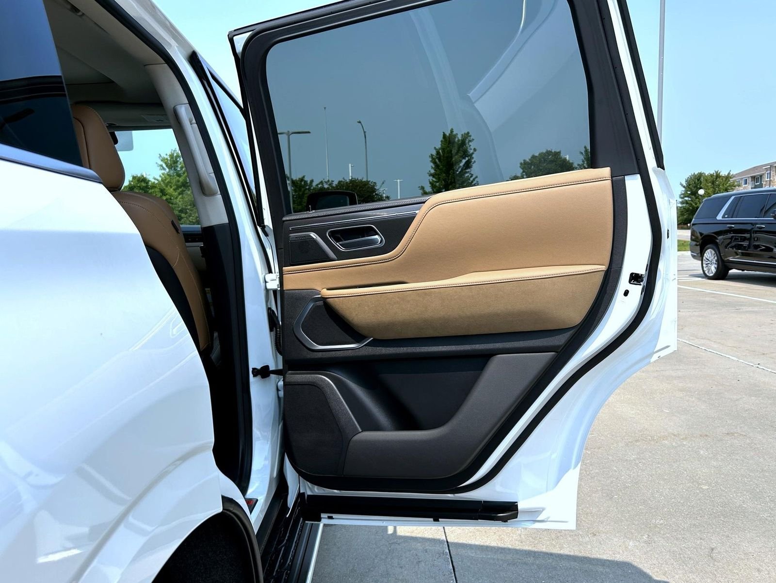 New 2027 RADIANT WHITE INFINITI Luxe 4WD image 17